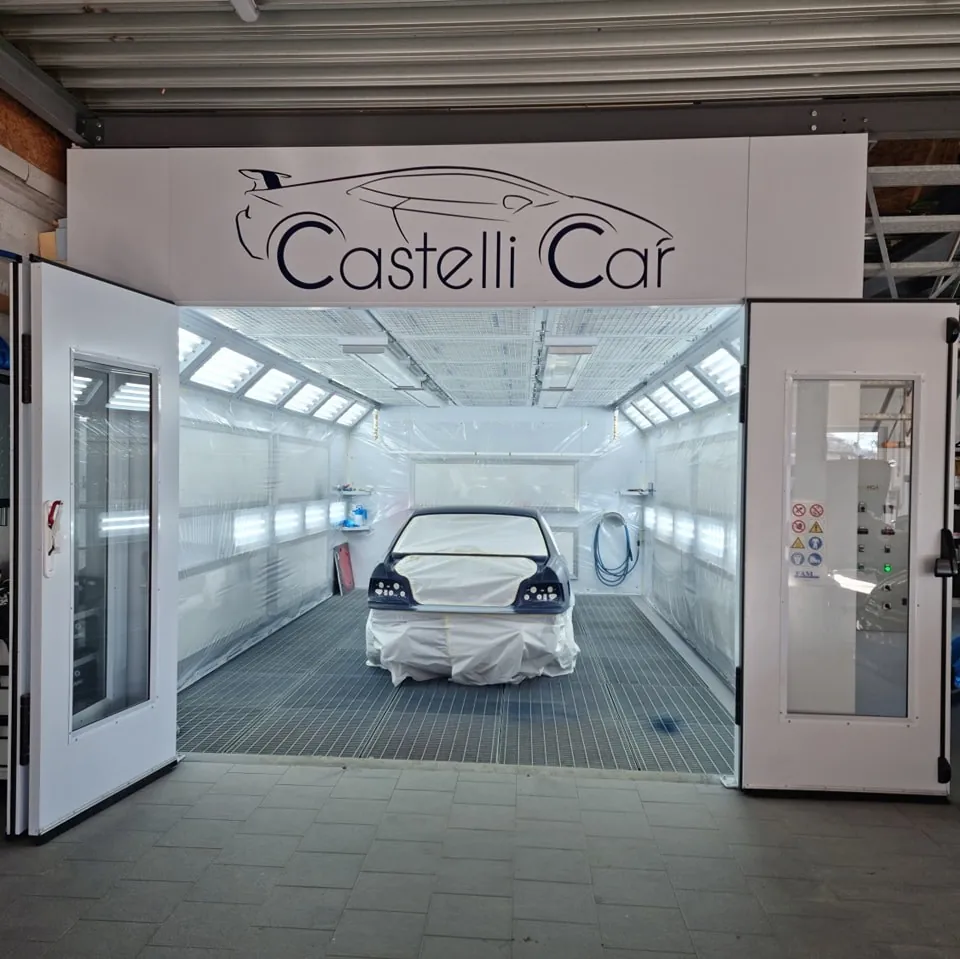 Cabine de peinture CastelliCar, voiture masquée