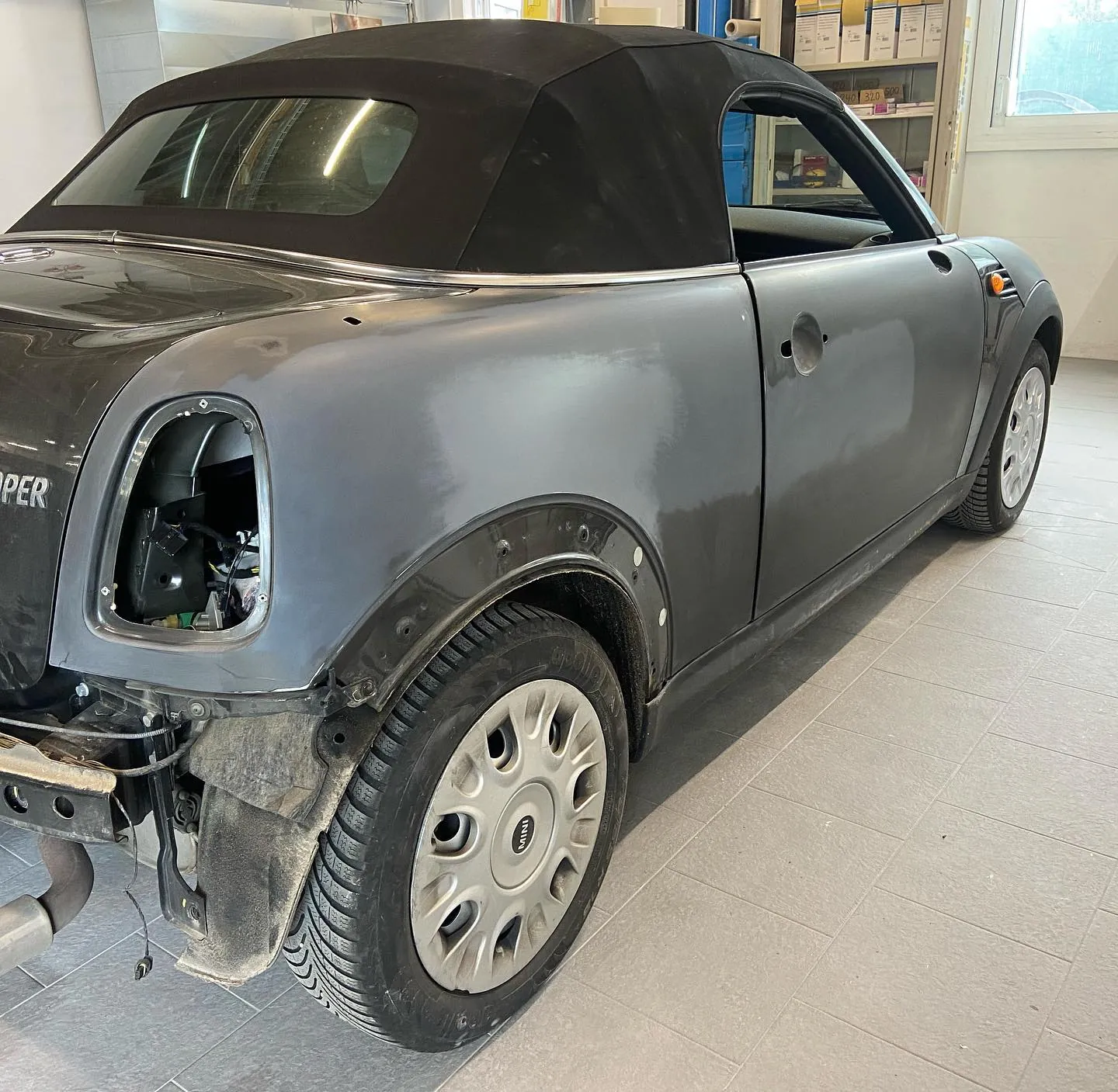 Mini cabriolet avant réparation, pare-chocs déposé