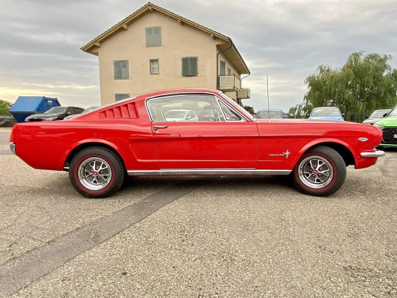 Ford Mustang rouge, profil