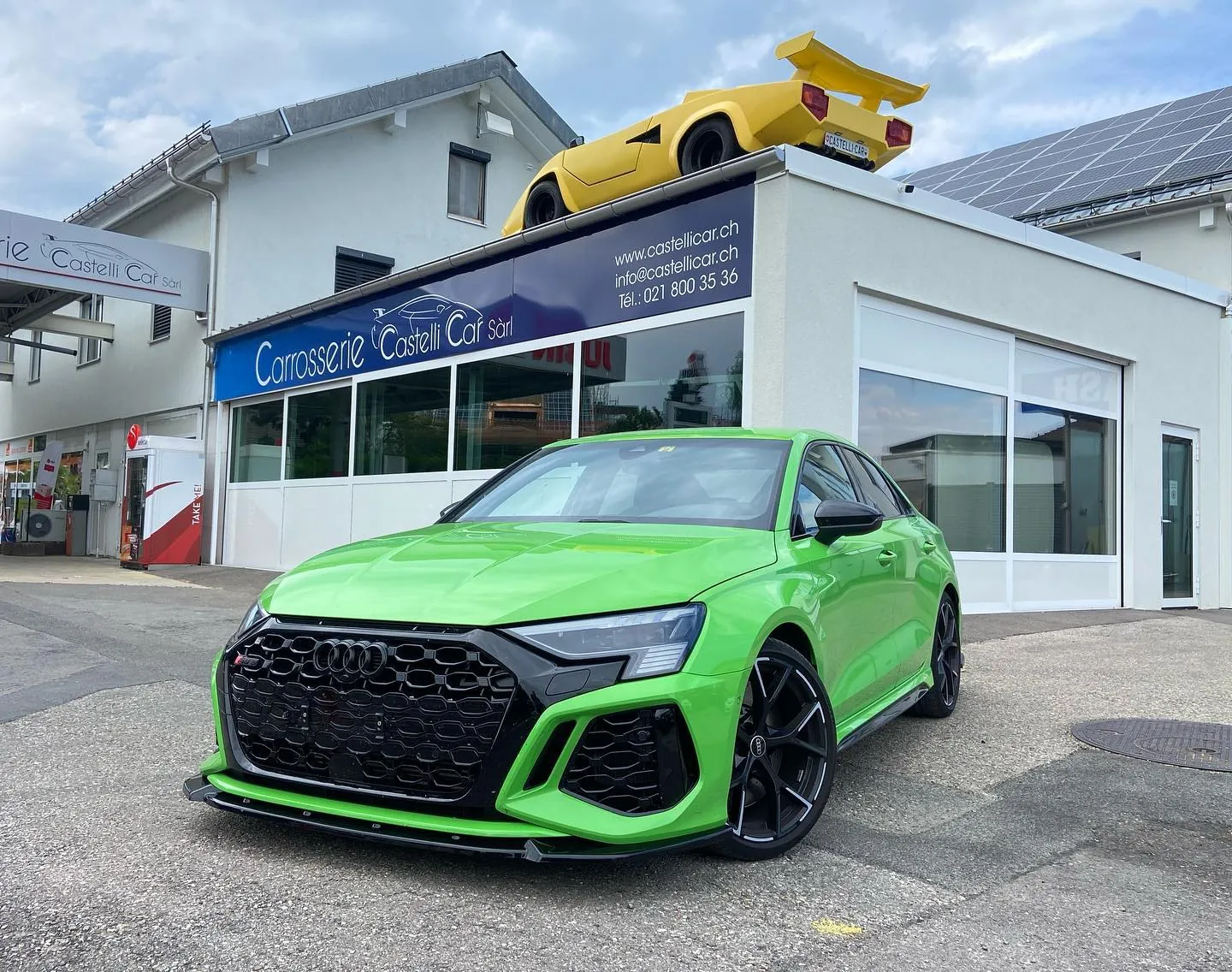 Audi RS3 verte devant l’atelier CastelliCar