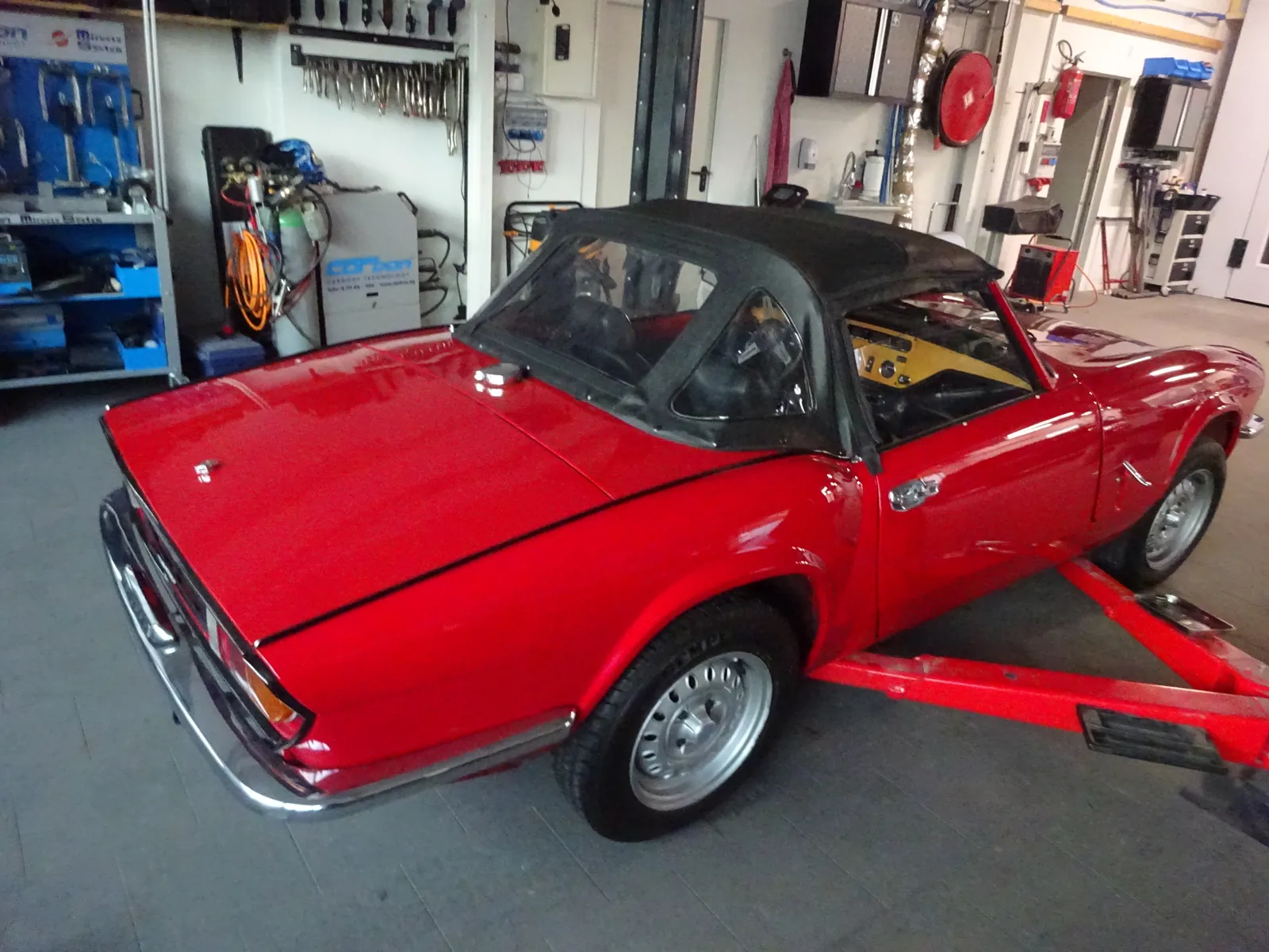 Triumph rouge sur le pont de l’atelier