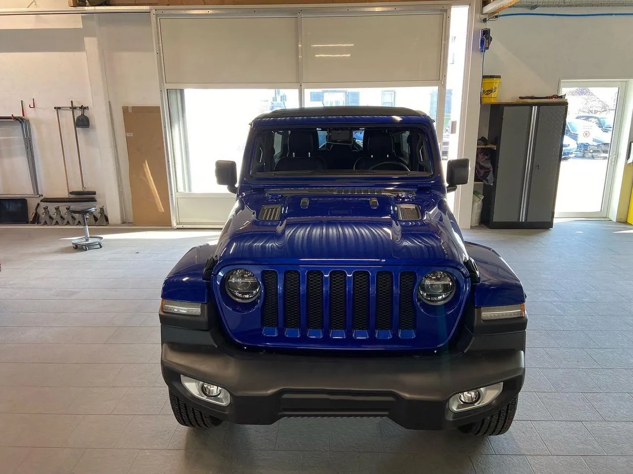 Jeep Wrangler bleu dans l’atelier